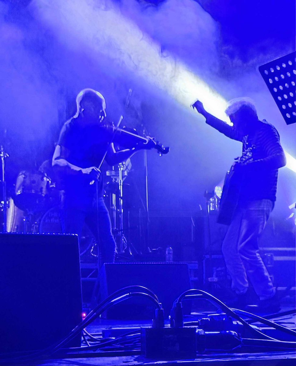 <a href="/R0Poem/">ROPoem</a> Here's <a href="/dvdmcc/">@dvdmcc</a> taking over the guitar part🎸will the brilliant John McCusker🎻