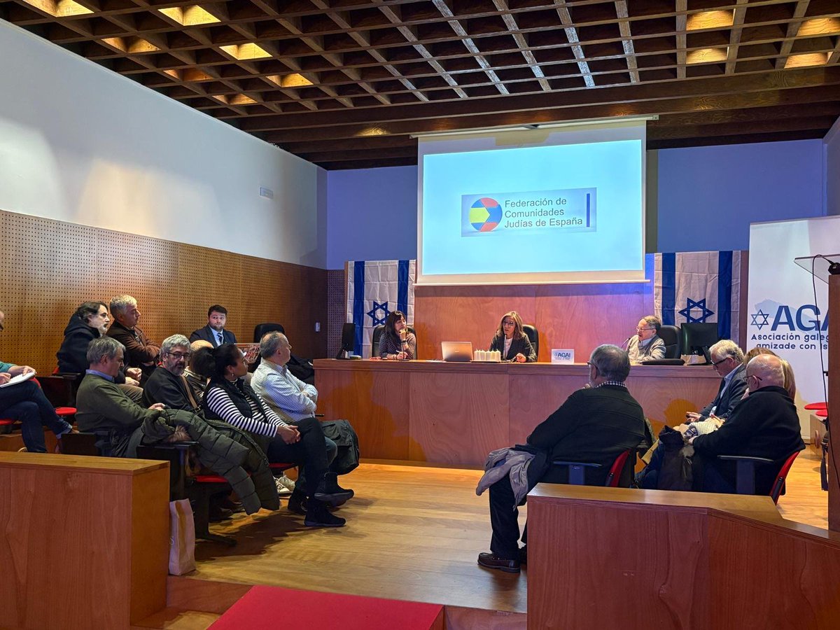eliaslevyb's tweet photo. Conferencia de @GalegaIsrael y la #ComunidadJudíadeGalicia "Benei Israel" sobre antisemitismo en España, celebrada esta tarde en Santiago de Compostela en colaboración con @fcjecom y su portavoz María Royo, también a cargo del Observatorio de Antisemitismo. https://t.co/QmiSthrtkI