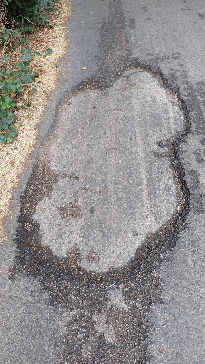 Sheehanworld's tweet photo. @hertscc Fullingmill Lane Welwyn please fix https://t.co/jjv5yTejpy