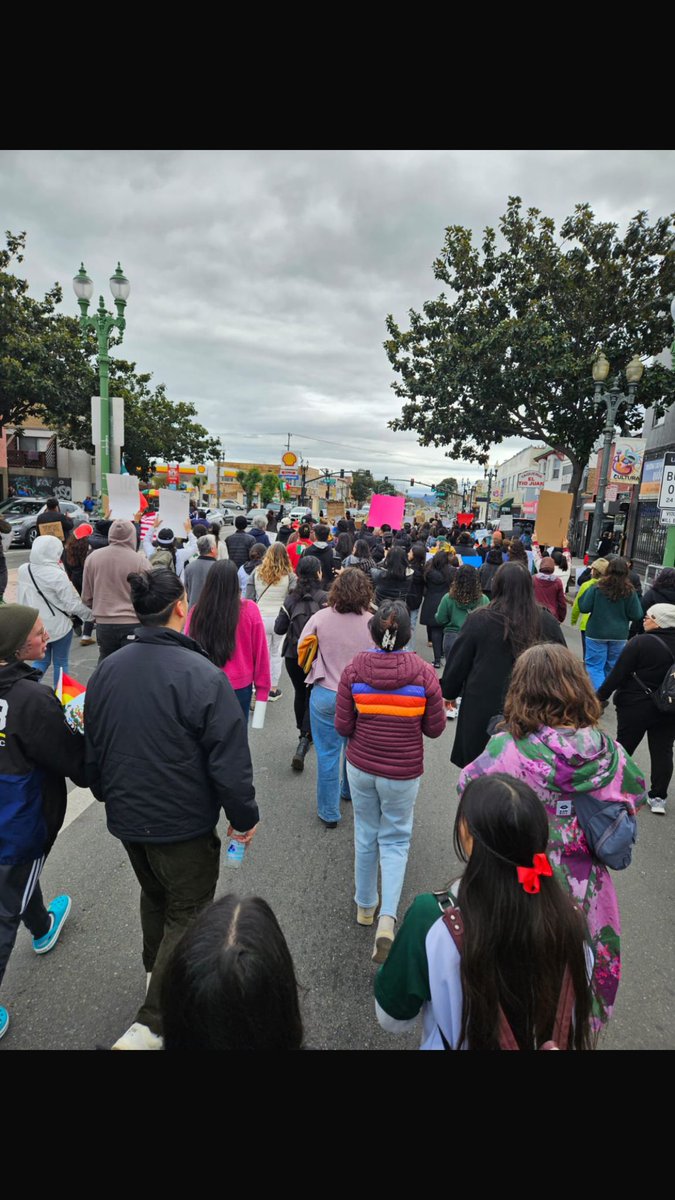 Heard through <a href="/TANC_Bay/">Tenant And Neighborhood Councils</a> grapevine that today Oakland students skipped school en masse, protesting federal raids targeting immigrants, with some marches happening. This photo was reported taken in Fruitvale. Often in years past Oakland youth have been among our 1st to mobilize.