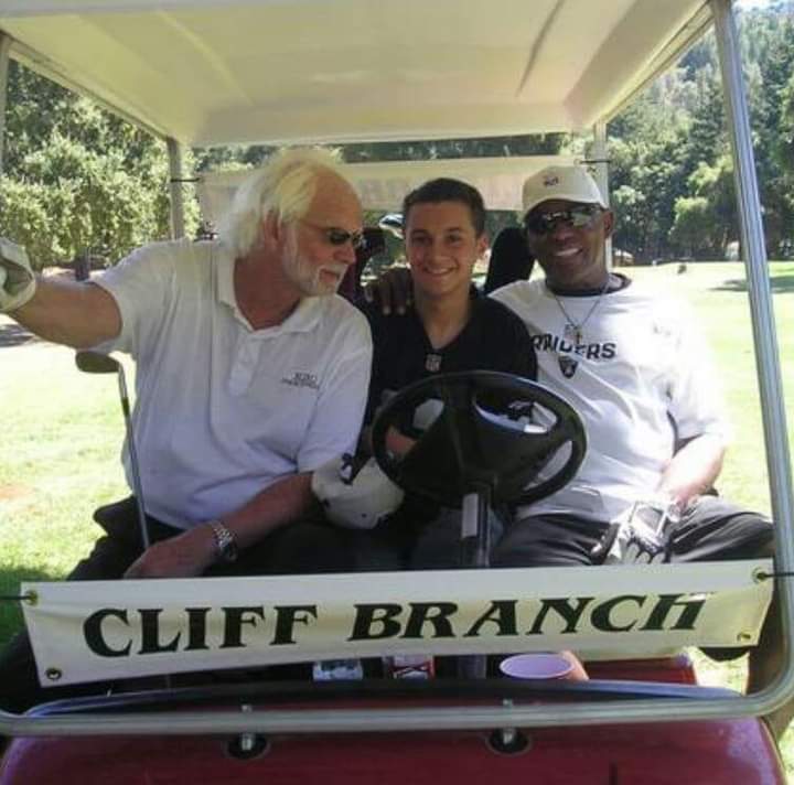 Justwinbaby1992's tweet photo. @Oaklraiders1976 Me Cliff and @TheKenStabler at an gold event at Knocti 2009, Fun day that was!! Got to kick it with legends...there will never be a time like it again #RIPSnake #RIPCliff 🏴‍☠️☠️ https://t.co/7a87gf2SFt
