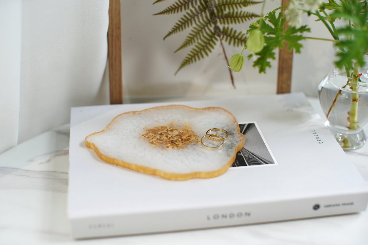 Craftie_JP's tweet photo. 毎月届くハンドメイドキットCraftie Home Box 4期生の2月BOXは⁠⁠、「レジンで作る世界でひとつのアゲートスライス」がテーマです。2液性エポキシレジンを使って、天然石のような美しいアゲートスライスが作れるキットです♪𝐜𝐡𝐞𝐜𝐤⸜ https://t.co/7IFpstfotG https://t.co/717GyYK7kT