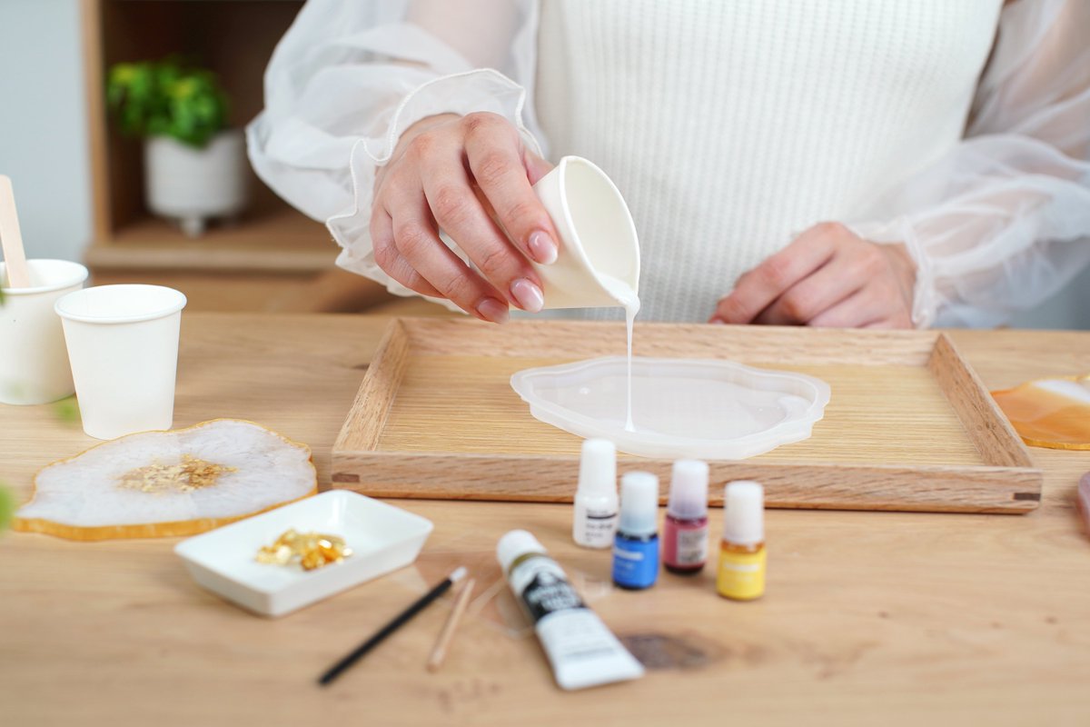 Craftie_JP's tweet photo. 毎月届くハンドメイドキットCraftie Home Box 4期生の2月BOXは⁠⁠、「レジンで作る世界でひとつのアゲートスライス」がテーマです。2液性エポキシレジンを使って、天然石のような美しいアゲートスライスが作れるキットです♪𝐜𝐡𝐞𝐜𝐤⸜ https://t.co/7IFpstfotG https://t.co/717GyYK7kT
