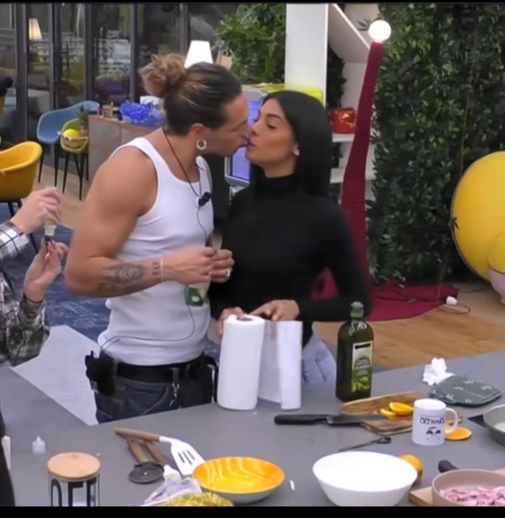 btasile_74's tweet photo. Yulia in casa come ospite per la festa di San Valentino ti prego la coppia più bella e la più vera della casa del Grande Fratello ♥️💘♥️💘#yulioli #yuliaospite #GrandeFratello https://t.co/Q63vn7LUNI