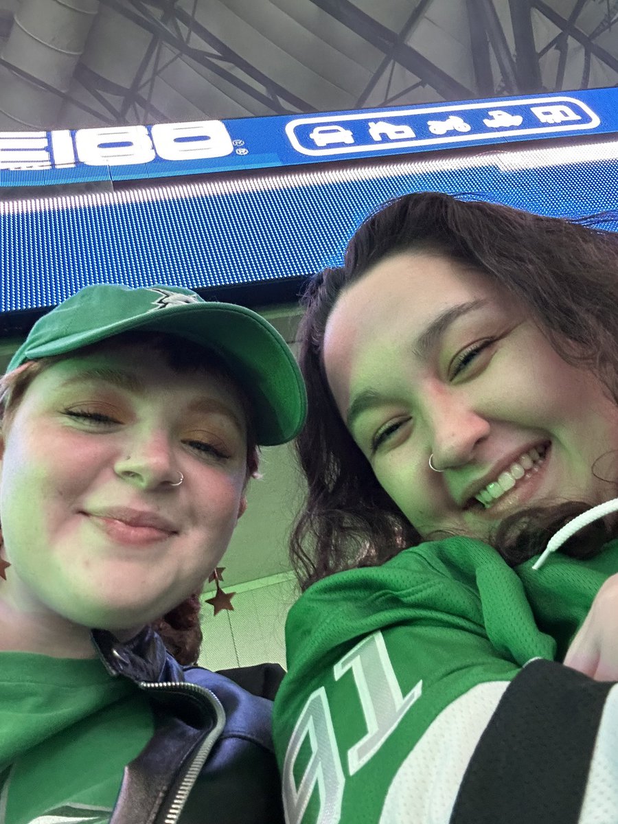audrey_harris's tweet photo. Officially not a bad luck charm, 5-3 Go Stars!!! https://t.co/ttRmZBYllh