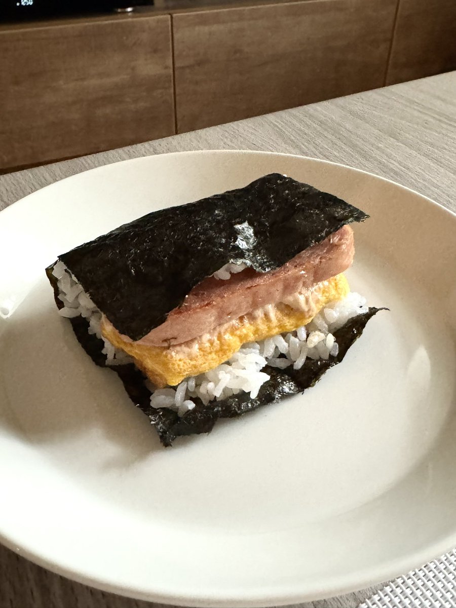 これ、前にインスタに載せたPRまんがなんですが、この鉄の玉子焼き器がすごく良くて…!一個でも焼けるのめちゃよいのと、つるーんって最後に取れるのがありがたい。
ファミマの旧ポーク玉子おにぎりが作れる。
(リニュ前のが好きだった)
描いてから時間経ってますがこちらにも載せておきます🍳
#PR 