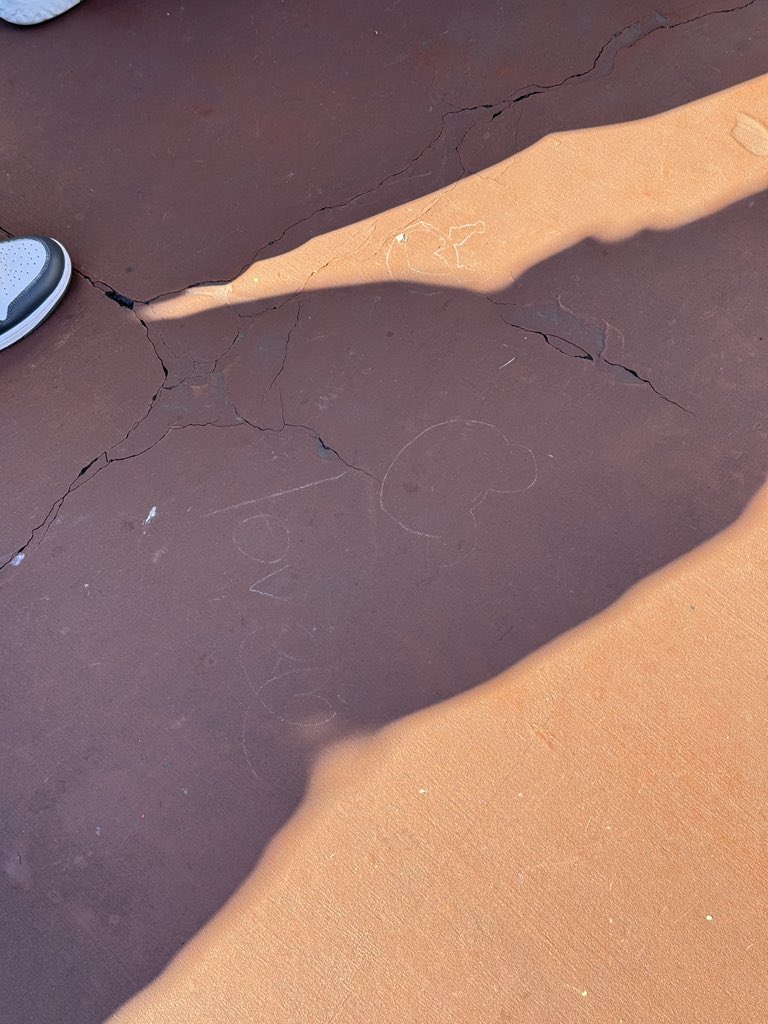 YamatoStyle88's tweet photo. 東京ディズニーシーのエントランスの地面に落書きが... https://t.co/jc0aoN3L24
