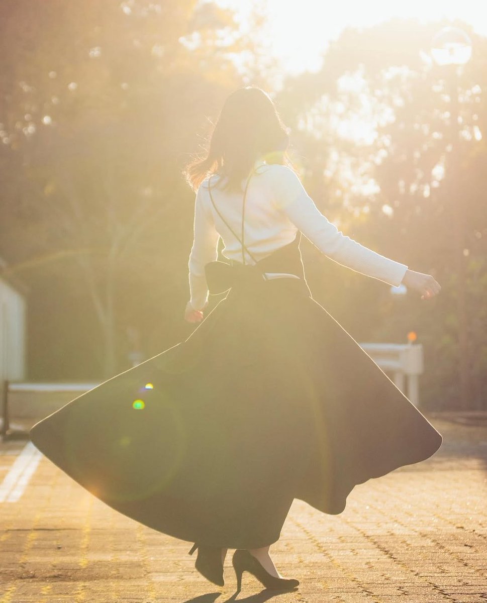 #君という奇跡

君がいるだけで
世界はやさしくなる
風はそっと頬をなで
空は今日も美しい

君が笑うだけで
心は光に包まれる
まるで朝日が差し込むように
静かにあたたかく

君はただそこにいるだけで
僕の心を照らせる存在だから

だからそのまま君らしくいて
君という奇跡は今日も輝いているから