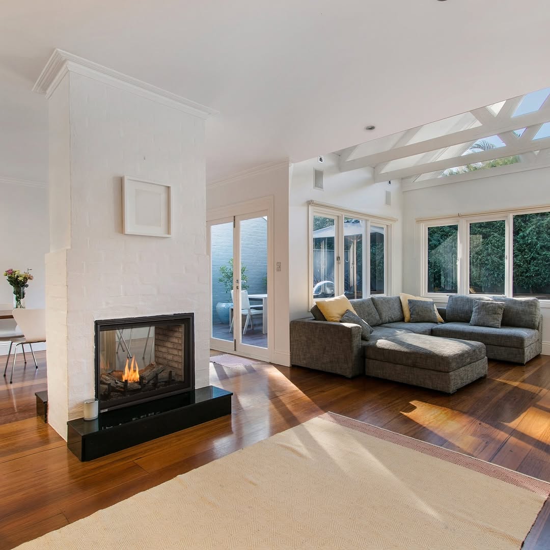 Montigo Divine Series See-Through gas fireplace🔥

The double-sided design creates a stunning focal point that draws the eye from every angle.