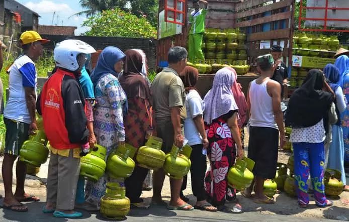 Dandhy_Laksono's tweet photo. Politik gentong babi atau serangan fajar membuat politikus merasa tak punya utang apapun pada rakyat. Semua sudah dibayar lunas. Justru kini giliran mereka untuk balik modal.

Mereka lebih gak peduli lagi dengan yang "ambil uangnya, jangan pilih orangnya". https://t.co/lMRBzCD7Ur