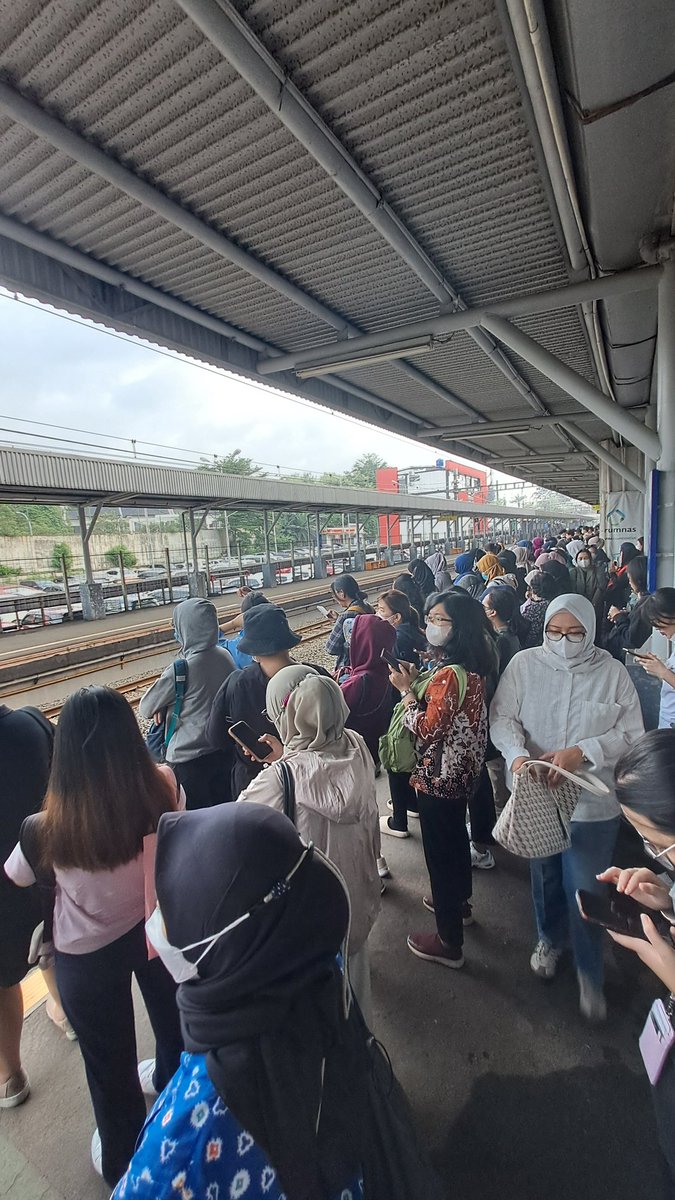 Jarang- jarang nih..rawabuntu jam sgini sepadet gini..
Ga yakin stasiun berikutnya bisa ngangkut penumpang, cek lagi deh jadwal barunya <a href="/CommuterLine/">KAI Commuter</a>