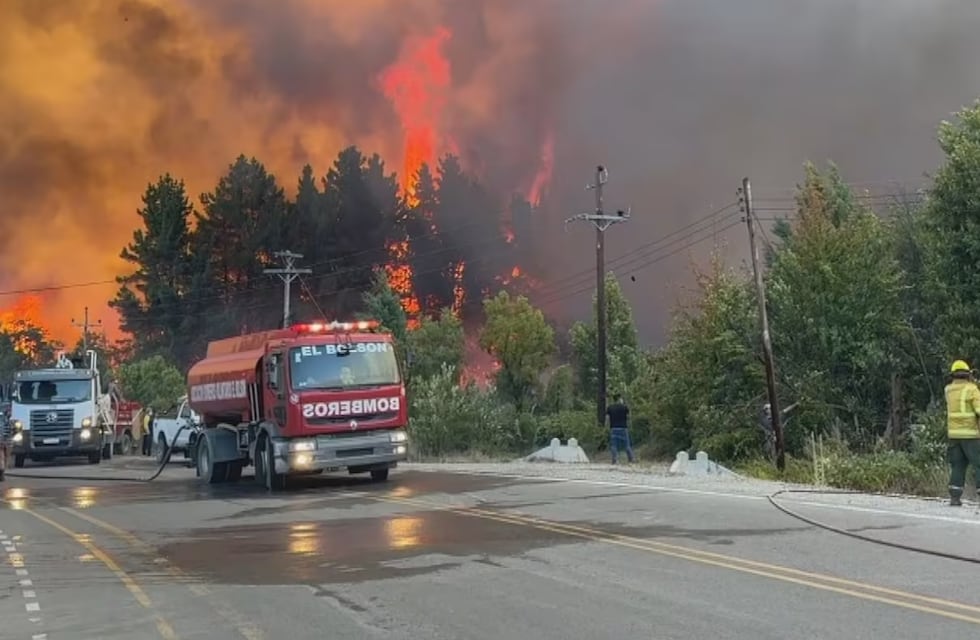 bofaena's tweet photo. no dan las manos para apagar el incendio en el bolson, pero nuestro "Señor presidente" se sigue encargando de hablar de una artista, burlandose de su nombre diciendole "Ladri Deposito", en lugar de preocuparse por el pais que gobierna... SIN PALABRAS💔 https://t.co/4LZNnlU4Y4
