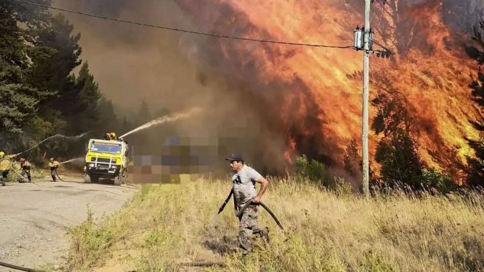 bofaena's tweet photo. no dan las manos para apagar el incendio en el bolson, pero nuestro "Señor presidente" se sigue encargando de hablar de una artista, burlandose de su nombre diciendole "Ladri Deposito", en lugar de preocuparse por el pais que gobierna... SIN PALABRAS💔 https://t.co/4LZNnlU4Y4