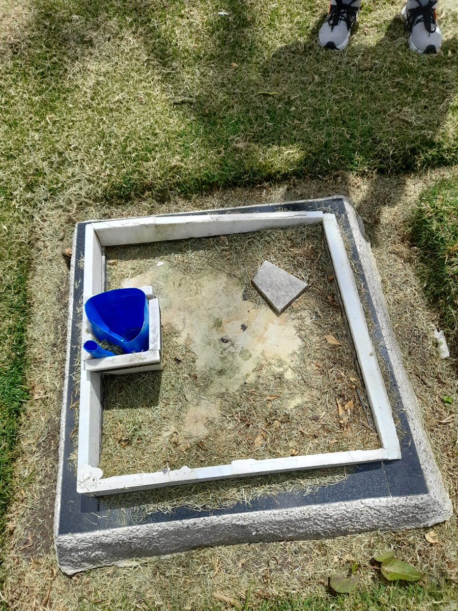 ichapeton's tweet photo. @jardinesrdo @MinSaludCol Inseguridad y casos de robo de lápidas en el parque cementerio Jardines del Recuerdo. No existen controles sobre los saqueadores, no atienden quejas de los usuarios. Es triste ver lo que sucede en este lugar. https://t.co/xnI2W6xRaX