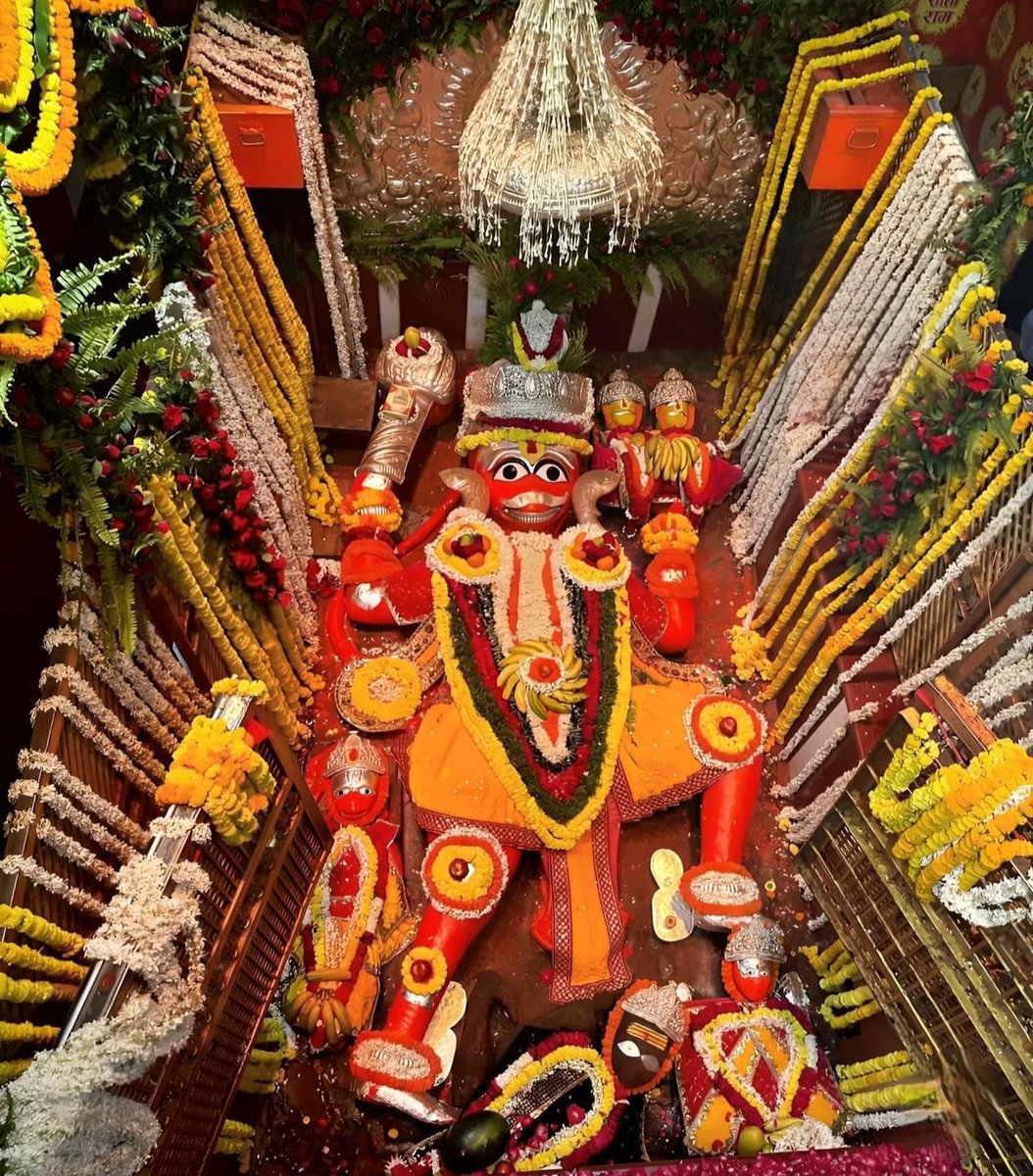 साधु संत के तुम रखवारे । 
असुर निकंदन राम दुलारे।।

 हे श्रीराम के दुलारे ! आप साधु और सन्तों तथा सज्जनों की रक्षा करतें हैं तथा दुष्टों का सर्वनाश करतें हैं।

(कृष्ण जी ने गीता में भी यह सिद्धांत कहा है, 
‘परित्राणाय साधूनां विनाशाय च दुष्कृताम्')
 
ॐ ॐ ॐ