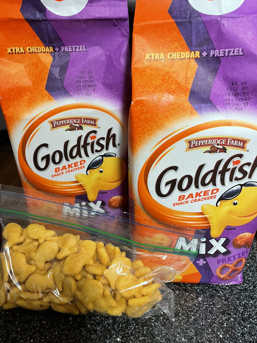abk923's tweet photo. @GoldfishSmiles what’s happening?! We got 2 bags of my sons favorite mix and there are no pretzels 😩 only goldfish @PepperidgeFarm https://t.co/dlWwvWIKD3