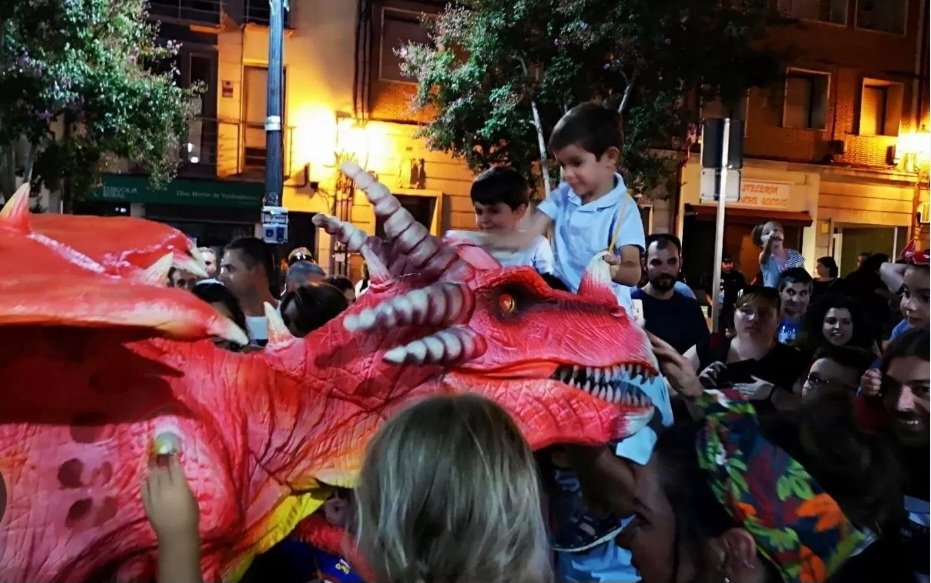 AmanecerEvents's tweet photo. Dinosaurios,dragones y espectáculos originales atraen al público de todas las edades las imágenes hablan por si solas,@AmanecerEvents,@PalenciaAyto,@tonii_arenas,@petrerenfestes,@Arganda_Ayto,@Ayto_Boadilla,@ayto_lasolana,@AytoMazarron,#mercadojurasico,#dinosaurios,#festejos https://t.co/Jlct5tAQzG