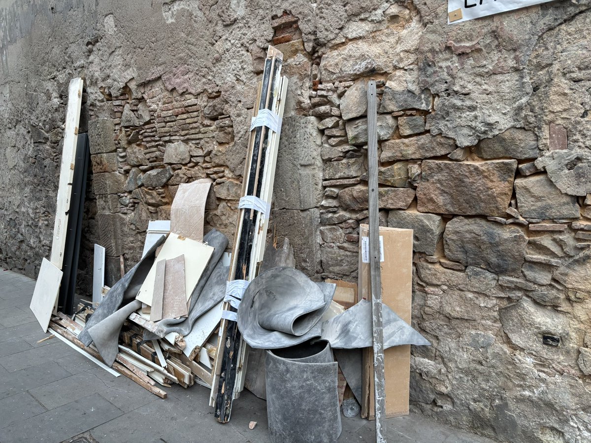 Raval para todos (@ravalparatodos) on Twitter photo Así estamos otro día más en el #Raval
#basura y #escombros
La policía multa algo?
Alguien hará algo para parar este sinsentido?
#ravalabandonat
#plaçadelpedro
<a href="/bcn_ajuntament/">Ajuntament de Barcelona</a>
<a href="/barcelona_010/">Barcelona 010</a>
<a href="/BCNmetropoli/">Metrópoli Barcelona</a> Así estamos otro día más en el #Raval
#basura y #escombros
La policía multa algo?
Alguien hará algo para parar este sinsentido?
#ravalabandonat
#plaçadelpedro
<a href="/bcn_ajuntament/">Ajuntament de Barcelona</a>
<a href="/barcelona_010/">Barcelona 010</a>
<a href="/BCNmetropoli/">Metrópoli Barcelona</a>