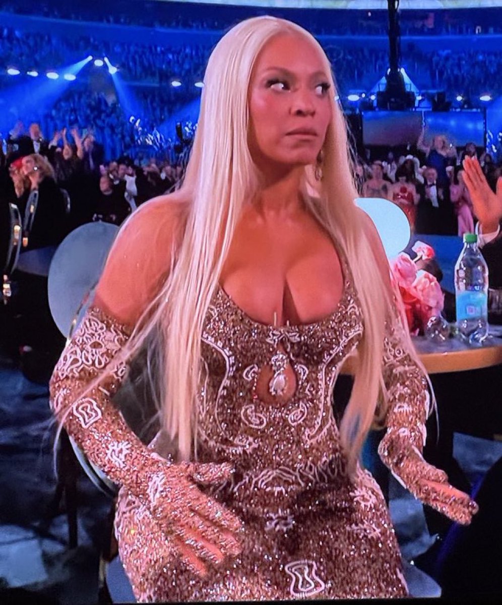 bmd7722's tweet photo. Me when anyone mentions anything Kelly Clarkson related within earshot https://t.co/e7hIvcaTaU