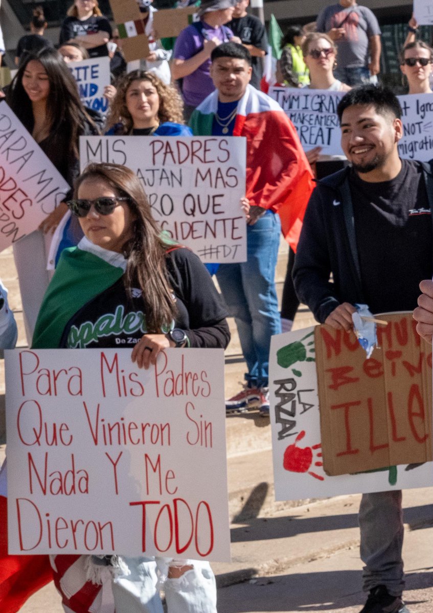El domingo hubo una manifestación masiva y pacífica en el centro de Dallas, Texas, donde la comunidad salió a expresar de manera espontánea y reconocer colectivamente las contribuciones de la comunidad migrante. La solidaridad es enorme!!