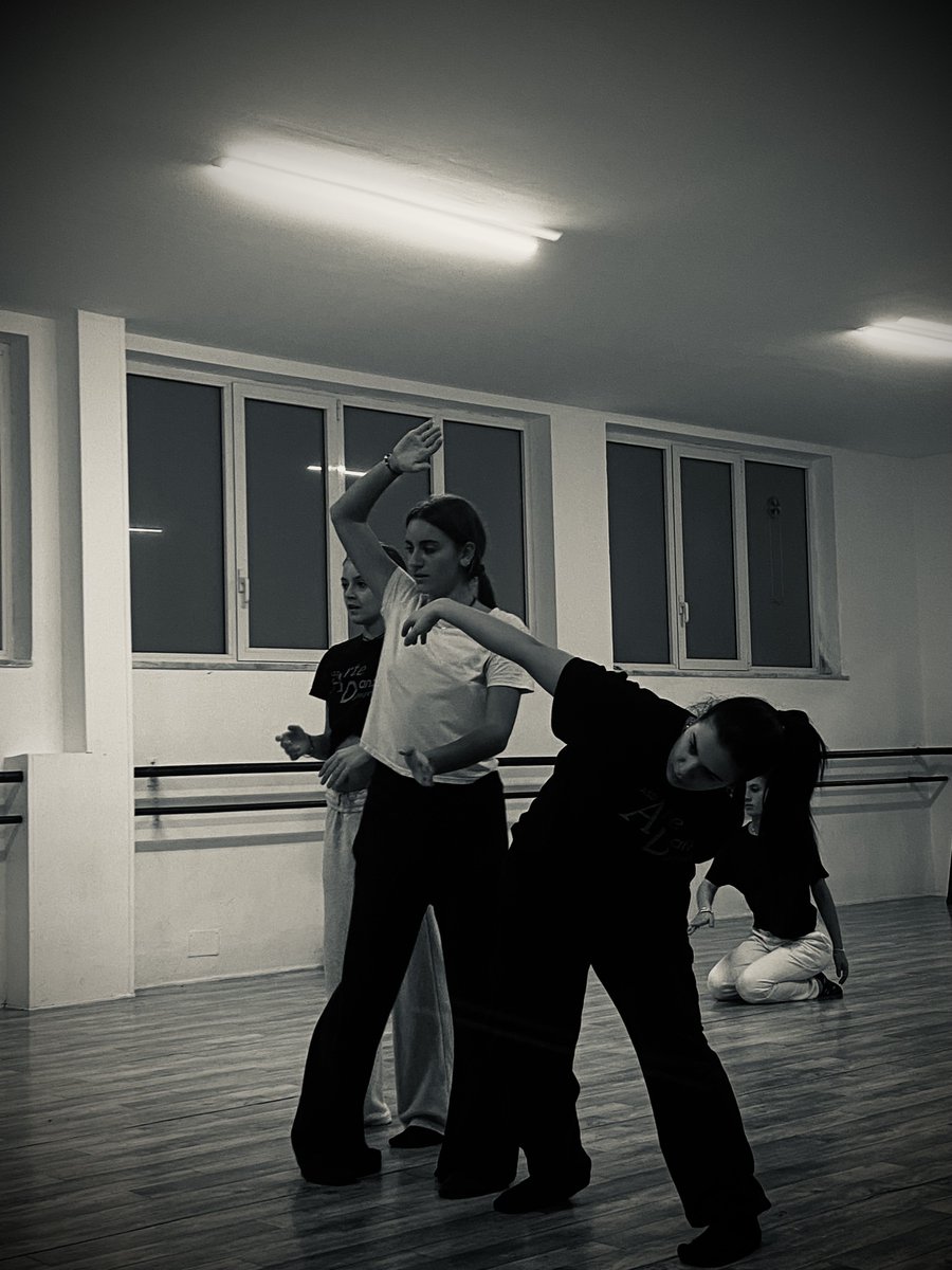 youdanceproject's tweet photo. #Youdanceproject activities in Italy have led participants to compare, dialogue and collaborate more and more between them! During  dance-based interventions, youngsters always spread enthusiasm during the sessions, showing their trust in both us and the whole group. #ErasmusPlus https://t.co/gkqu17FD52
