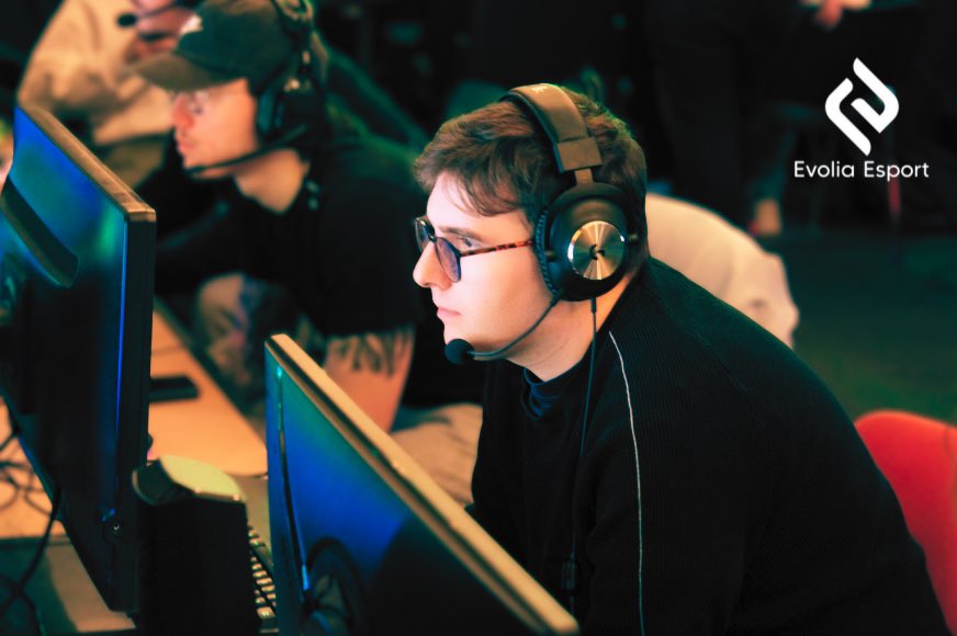Evolia Esport (@evoliaesport) on Twitter photo Tous le monde est bien rentré 🫡
🎮 <a href="/SwearZo/">Eddie</a>
🎮 <a href="/NSama__/">S A M A</a>
🎮 <a href="/BriannSCZ/">вяiαηη</a>
🎮 <a href="/HikaaSZN/">Hikaa 🇵🇱</a>
🧠 <a href="/g_vioo/">GVioo</a>
🗣 @Maniak_COD
📸 <a href="/EzraaPictures/">Ezraa Pictures</a>
Merci à tous ceux qui nous on soutenu ( <a href="/DoTeXX_/">M8 | DoTeXX</a> et tous les autres )
Maintenant focus <a href="/Events_ELO/">ELO Events 𝕏</a> 🫡
Let’s Make History 💙🖤 #EVLAWIN Tous le monde est bien rentré 🫡
🎮 <a href="/SwearZo/">Eddie</a>
🎮 <a href="/NSama__/">S A M A</a>
🎮 <a href="/BriannSCZ/">вяiαηη</a>
🎮 <a href="/HikaaSZN/">Hikaa 🇵🇱</a>
🧠 <a href="/g_vioo/">GVioo</a>
🗣 @Maniak_COD
📸 <a href="/EzraaPictures/">Ezraa Pictures</a>
Merci à tous ceux qui nous on soutenu ( <a href="/DoTeXX_/">M8 | DoTeXX</a> et tous les autres )
Maintenant focus <a href="/Events_ELO/">ELO Events 𝕏</a> 🫡
Let’s Make History 💙🖤 #EVLAWIN