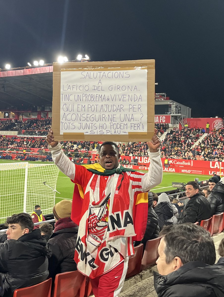 CousoCarles's tweet photo. Avui l’Effah “Siusplau” ha canviat el bombo per una pancarta demanant ajuda. L’@Arnau_Madria9 explica que fa 6 anys que paga el lloguer a Salt, però el contracte va vèncer a l’octubre i ha de marxar per la força i sense alternativa. Busca un pis per a la seva família (3 menors) https://t.co/Z7fQkOj1JW