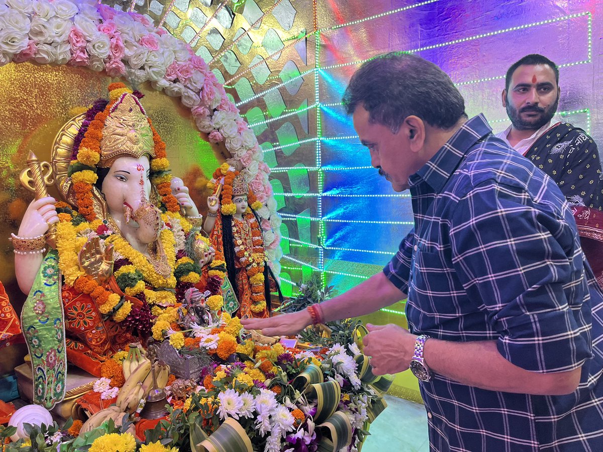 sanjaynirupam's tweet image. आज शाम को माँ सरस्वती के दरबार में,रात को माघी गणपति के अवसर पर गणपति के चरणों में।
#Santacruz 
#Andheri