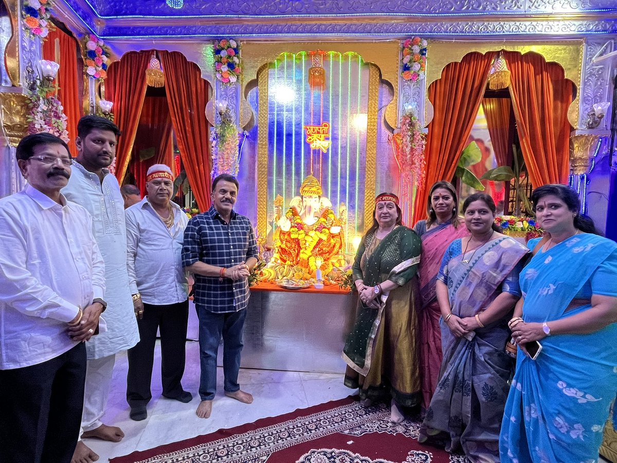 sanjaynirupam's tweet image. आज शाम को माँ सरस्वती के दरबार में,रात को माघी गणपति के अवसर पर गणपति के चरणों में।
#Santacruz 
#Andheri