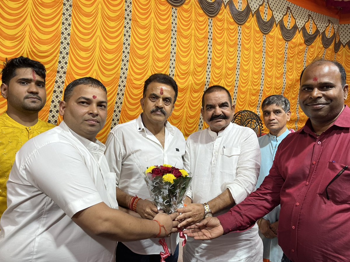 sanjaynirupam's tweet image. आज शाम को माँ सरस्वती के दरबार में,रात को माघी गणपति के अवसर पर गणपति के चरणों में।
#Santacruz 
#Andheri