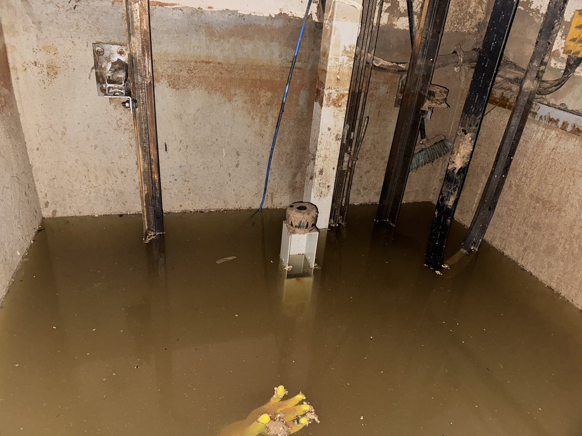 j_moncholi's tweet photo. Así tenemos todavía un foso del ascensor y una zona del garaje. A ver si alguien puede echarnos un cable o ver con quién contactar, pues el Ayto. Paiporta ya no nos da solución. #Paiporta #DANA #Lodo https://t.co/mzZXpHV9Dw