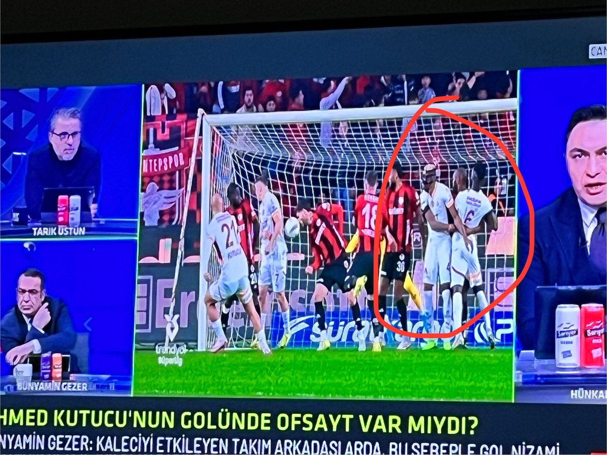 Attığımız golde defans hem Sanchez e sarılmış hem de Osimhen i elinden tutmuş.

1 değil 2 Penaltı 😂😂😂

 #GFKvGS
#BugünGünlerdenGalatasaray