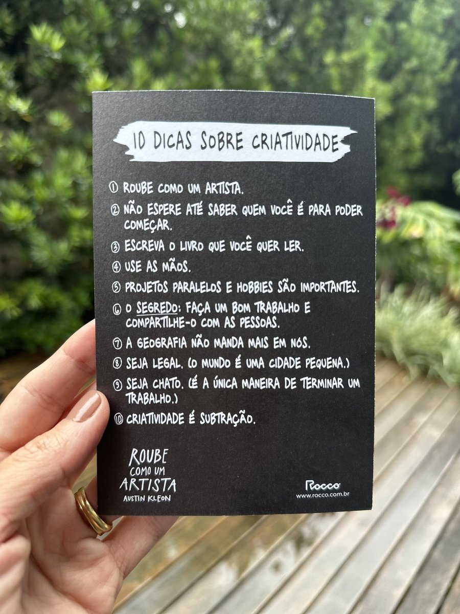 gabivsp's tweet photo. Nos tempos de IA, tecnologia e ambiente digital, a leitura desse livro é um acalento!📔Roube como um Artista. 

Esse cartão veio junto do livro e deixo pregado bem visível pra eu sempre confiar no meu próprio processo.

Que tal deixar recados pra você também? https://t.co/DIyZ2ok6cU