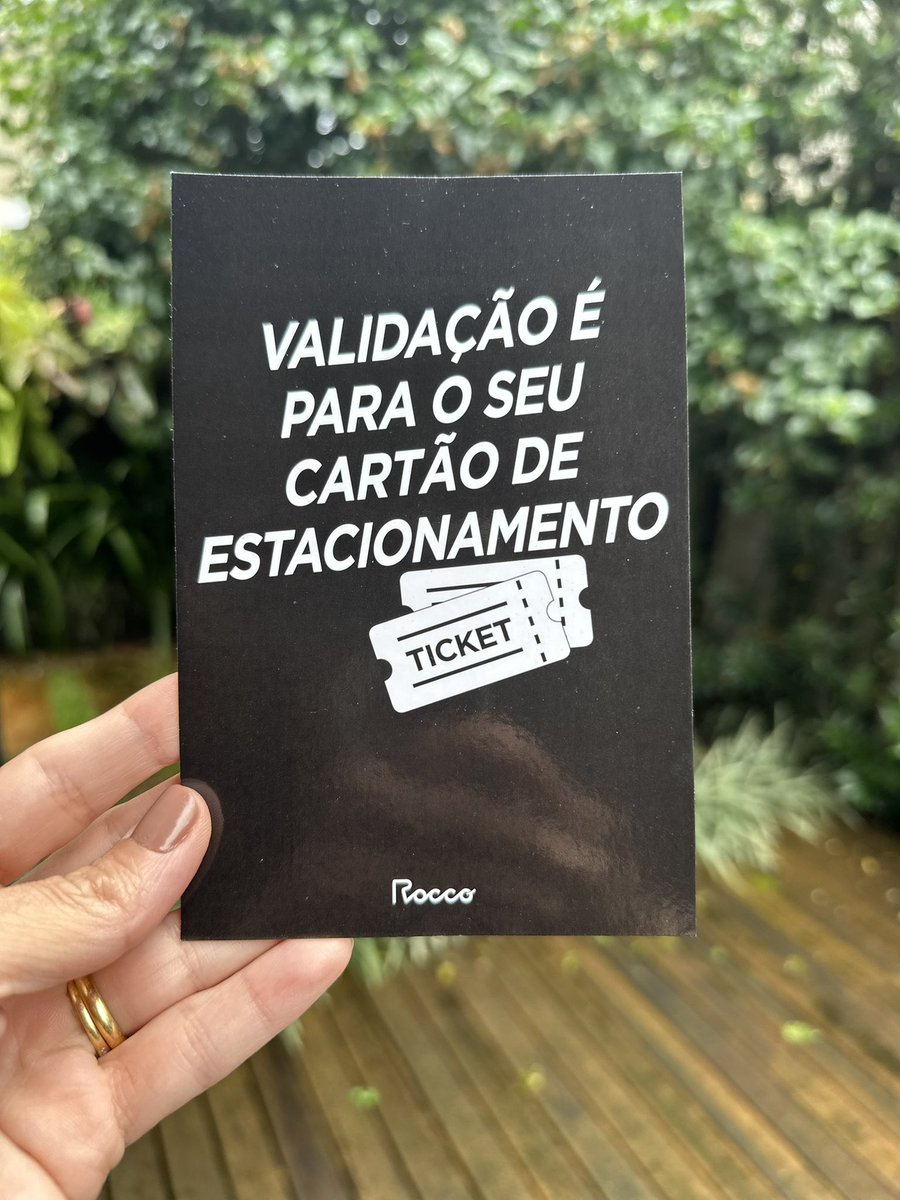 gabivsp's tweet photo. Nos tempos de IA, tecnologia e ambiente digital, a leitura desse livro é um acalento!📔Roube como um Artista. 

Esse cartão veio junto do livro e deixo pregado bem visível pra eu sempre confiar no meu próprio processo.

Que tal deixar recados pra você também? https://t.co/DIyZ2ok6cU