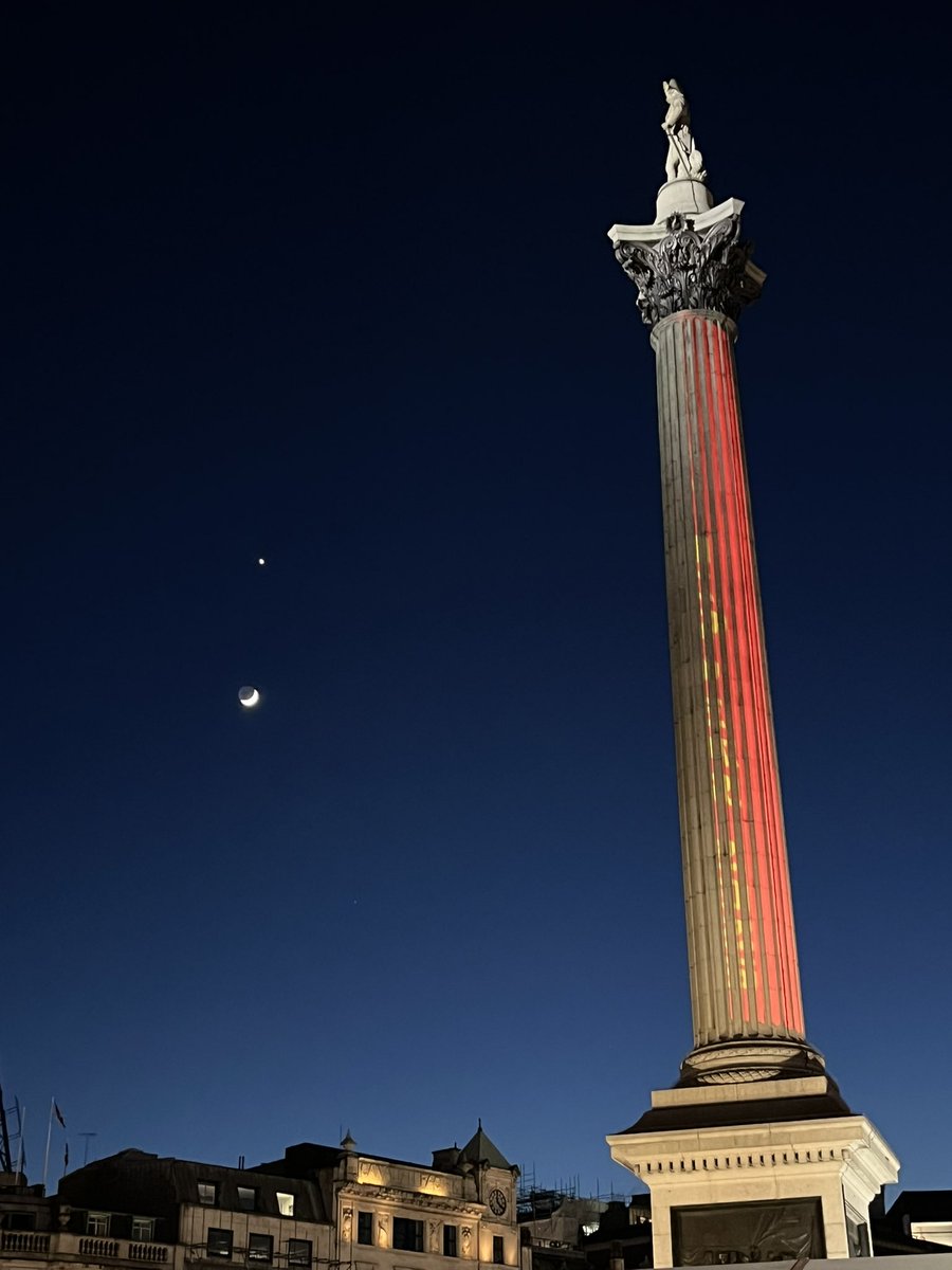 The beautiful crescent moon 🌒 looked great below Venus on Saturday night, as seen from Trafalgar Square, and with Saturn just visible below and slightly to the right.