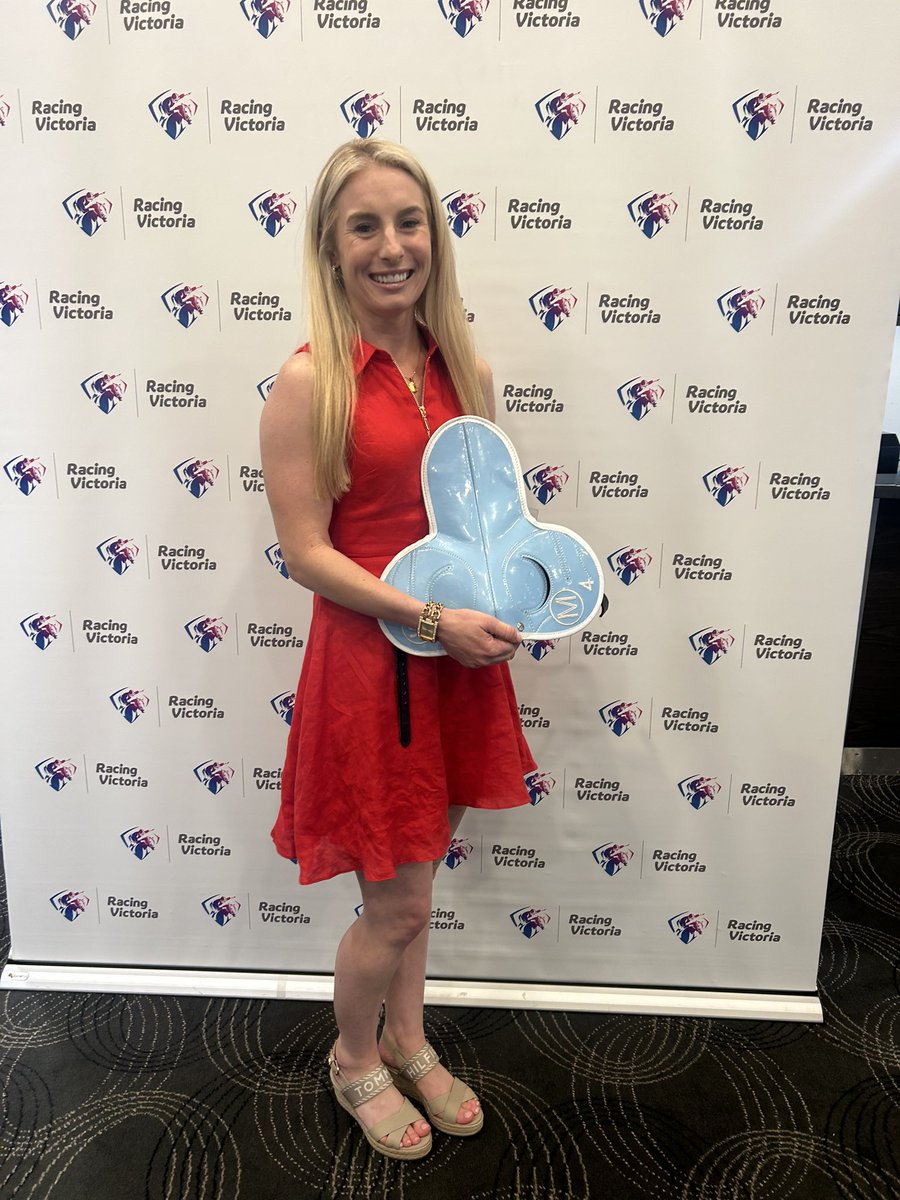 Congratulations to graduating apprentice SHERIDAN CLARKE on taking home the 4th Mikaela Claridge Sportsmanship Award! Thanks to Brian at Luke Jockeys Saddles for continuing to prepare the blue saddle for the award🩵