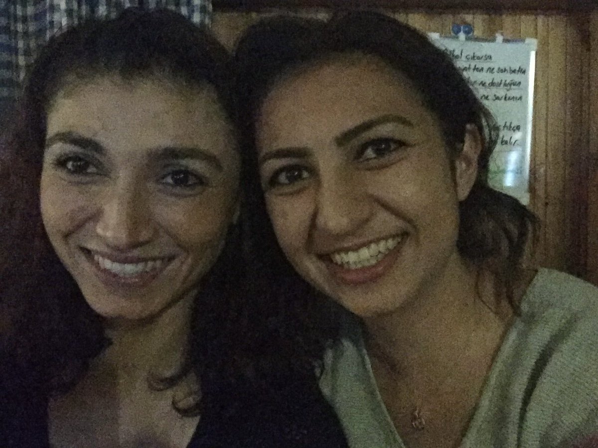 İki sene önce hiç olmasaydı bugün, siz hiç o lanet topraklara gitmeseydiniz..son kez sarılmasaydım size.. Gün geçiyor mu bilmem ama acı günbegün katlanıyor Teyzoşum, canım ablam.. 
sizi bizden alanlar beterini ysşayın..