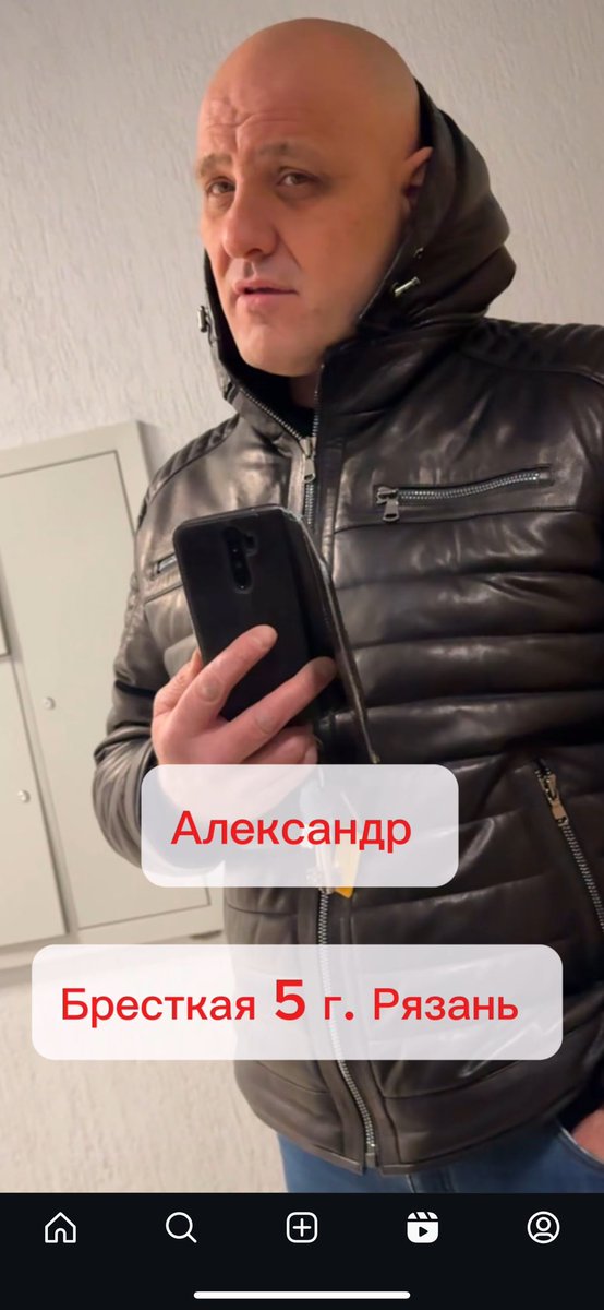 yolkzheltok's tweet photo. считаю своим долгом дополнительно распространить: мужик сдаёт квартиру девушкам, а потом вламывается в квартиру ночью (открывая своим ключом) под предлогом, что в квартире якобы был шум. 

вы никогда не будете в безопасности, пока имеете дела с мужчинами, это пиздец. https://t.co/KsYM32P8FE