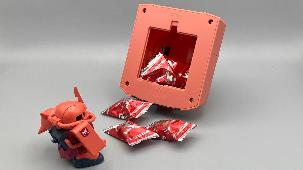 機動戦士ガンダム シャア専用ザク ヘッド型ケース Gi5E4wha4AAMDRu?format=webp&