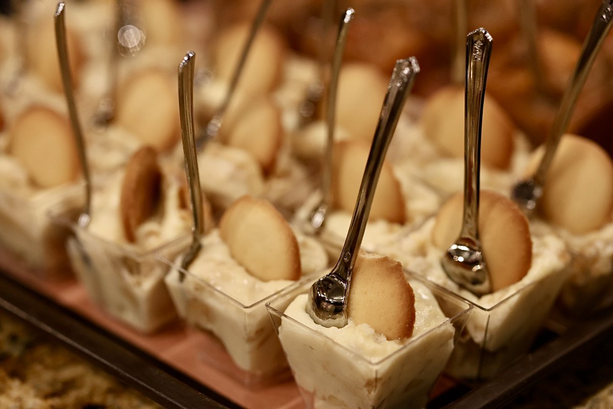 Mini desserts, big flavors! Are you team peach cobbler or banana pudding? 🍑🍌 Either way, dessert just got a whole lot better. Find these sweet bites exclusively on our catering menu—order today at pecanlodge.com/catering!