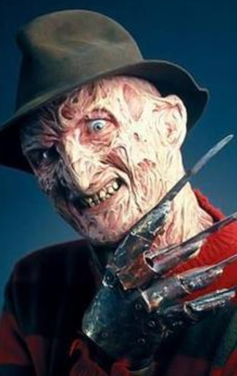 Dizi iyice saçmaladı.Hasna'nın dişi freddy krueger olmasını beklerken kadın kül kedisi basitliğindeki makyajıyla depresyon kraliçesi modunda arz-ı endam eyliyor.
#KızılGoncalar