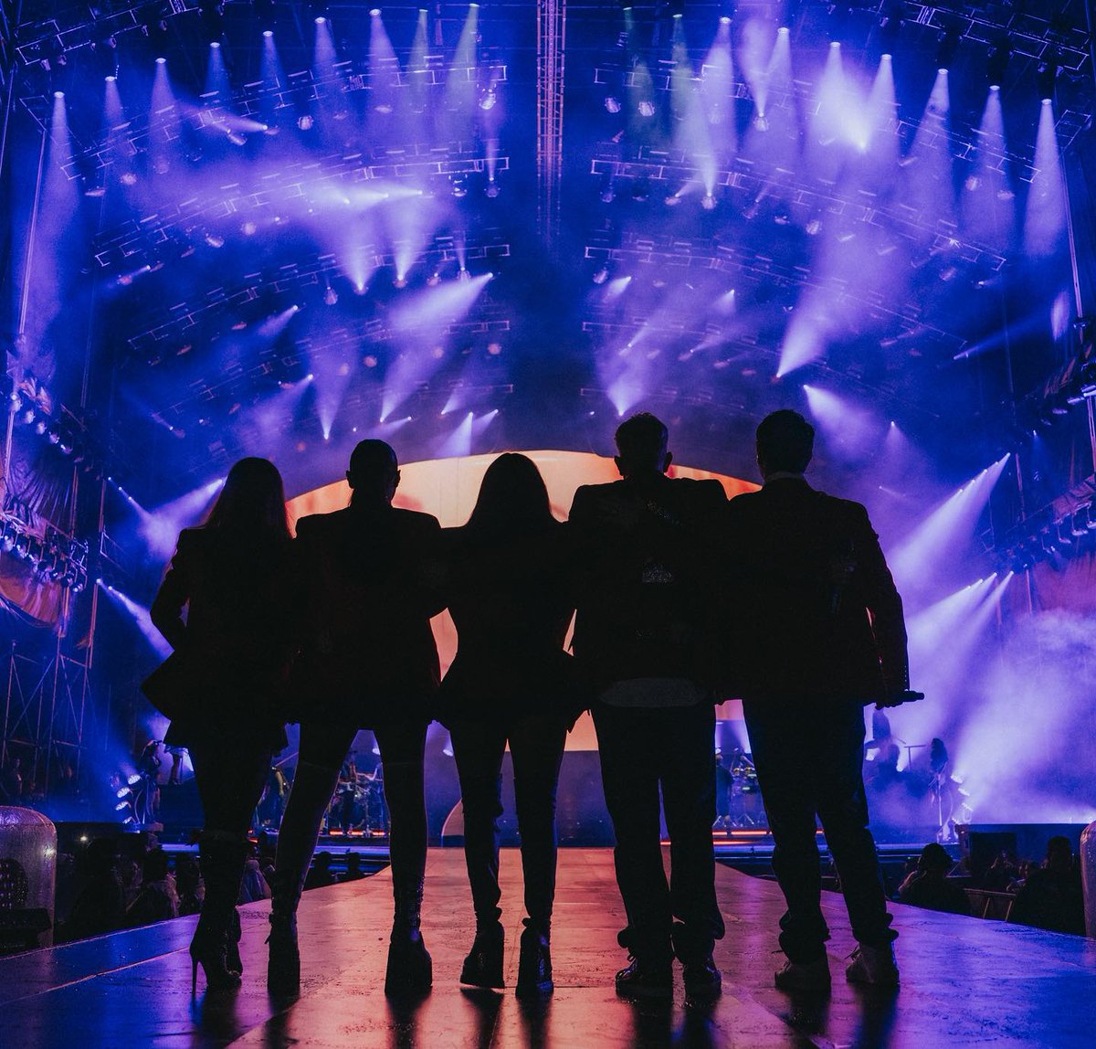 DivulgacionRBD's tweet photo. Mantener el legado de RBD vivo es honrar lo prometido. Queremos que el legado del RBD siga vivo, no solo en nuestras memorias, sino también registrado para siempre #RBDSalvenNuestraHistoria 

@Anahi @DulceMaria @MaitePerroni @christiancha @christopheruck https://t.co/0EJEi0rfKe