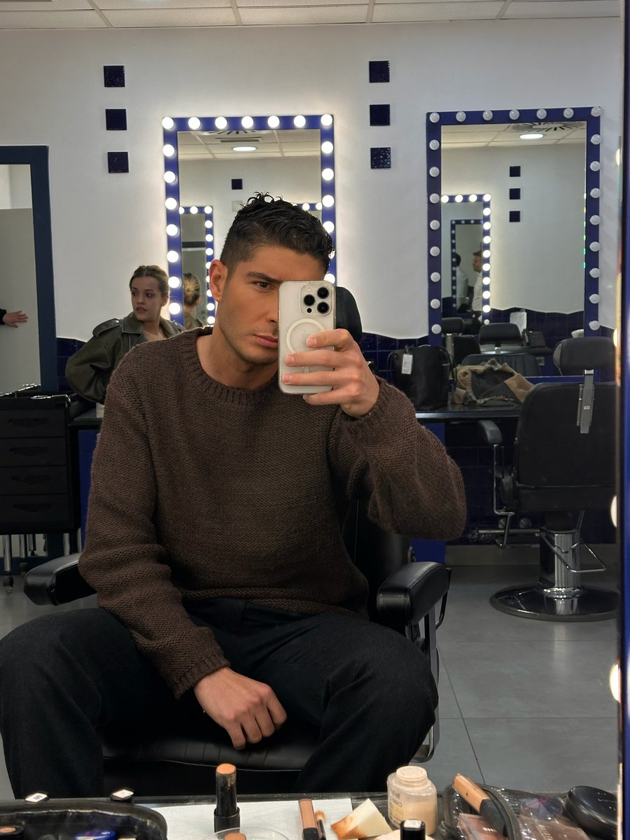 AlexGhita1993's tweet image. ¿Me voy preparando la maleta o espero al jueves? 😏 A mis seguidores, os quiero. A mis haters… id ensayando excusas cuando vuestros muebles favoritos se queden sin argumento 🤭❤️ 

Ah, y pensabais que os habíais librado de mí… Qué ingenuos 🙈 

#RepescaÁlex  #ghduo