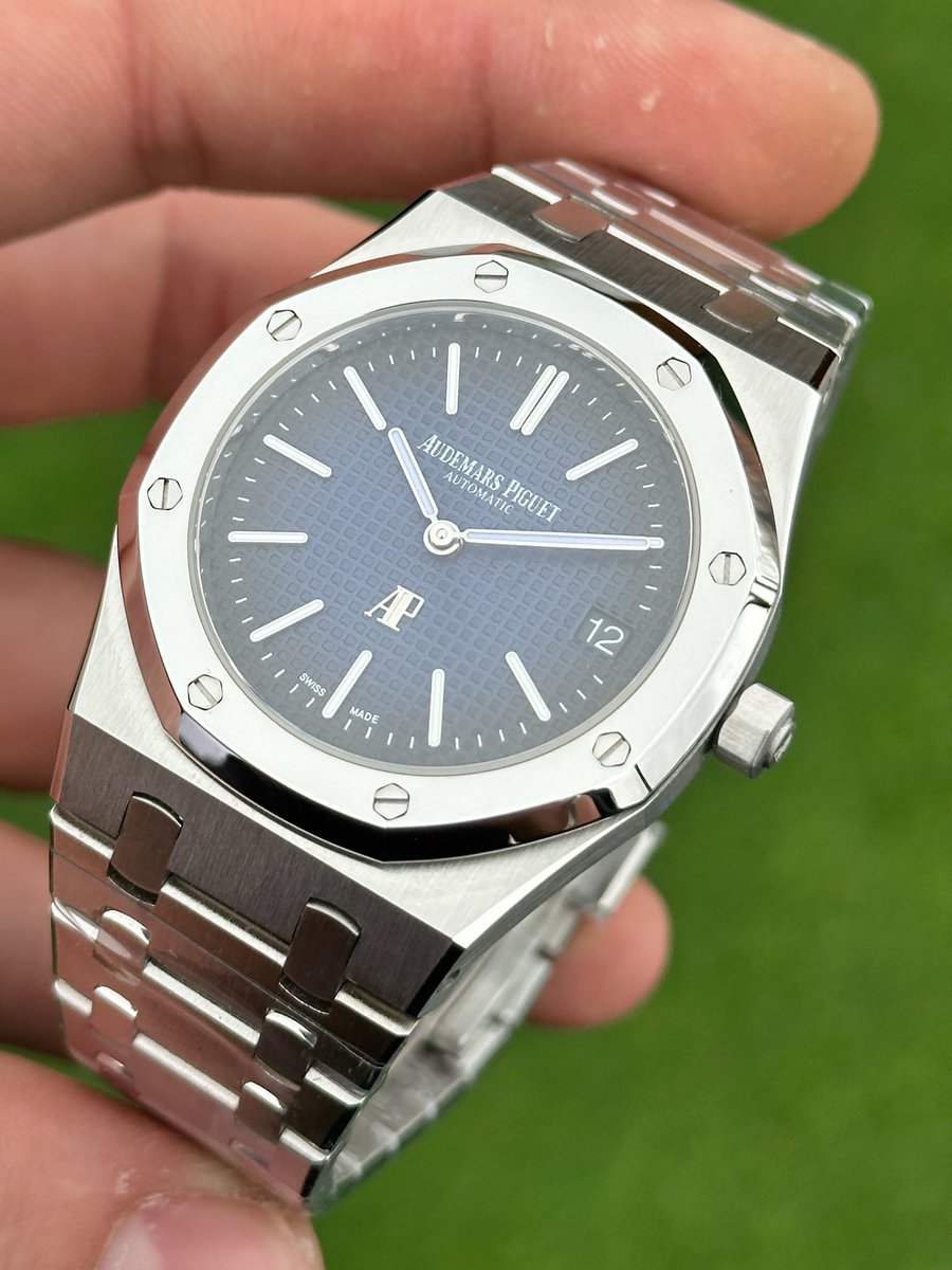 PashaSaatnet's tweet photo. Audemars Piguet Royal Oak Jumbo 39mm
#audemarspiguet #royaloak #ap39
#luxurybrand #LuxuryLifestyle #LuxuryJewelry #GRAMMY #Grammys2025 https://t.co/AtkBsaS6VI