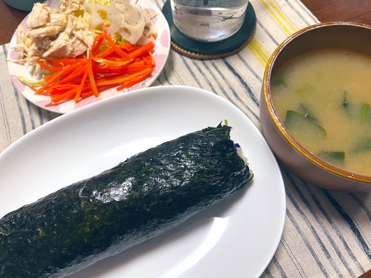 tsuki0072's tweet photo. 一昨日の夜ご飯！
節分だったことを思い出して、急遽のりまきを作りました(恵方巻きではないです…)！👹
雑穀米ごはんにキャベツ、にんじん��大葉、ささみで気持ちだけベジ活！
切ったら崩れてしまったので棒状の写真だけです…。

#おうちごはん𓎩𓌉𓇋  #おうちごはん　#節分2025  #恵方巻き https://t.co/llKoUOtlHq