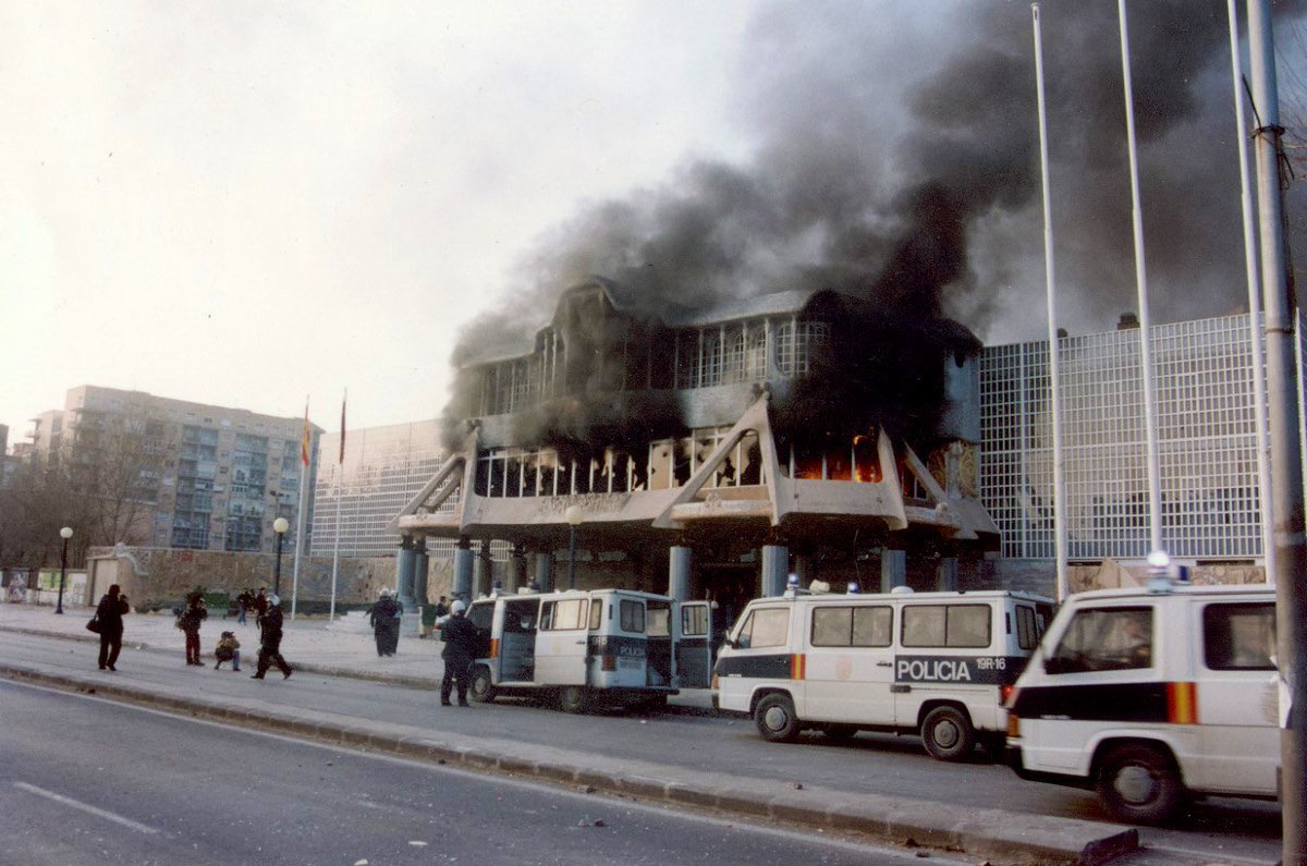 fondonorte1995's tweet photo. 3 de febrero de 1992.

33 años de la quema de la Asamblea Regional que hizo enorgullecer a todo un pueblo. Un pueblo que debe despertar y luchar por su ciudad antes de que sea demasiado tarde.

Obrero cartagenero, idefiende tus derechos!

🛠️⚫️⚪️ https://t.co/jnd6vUeWYy