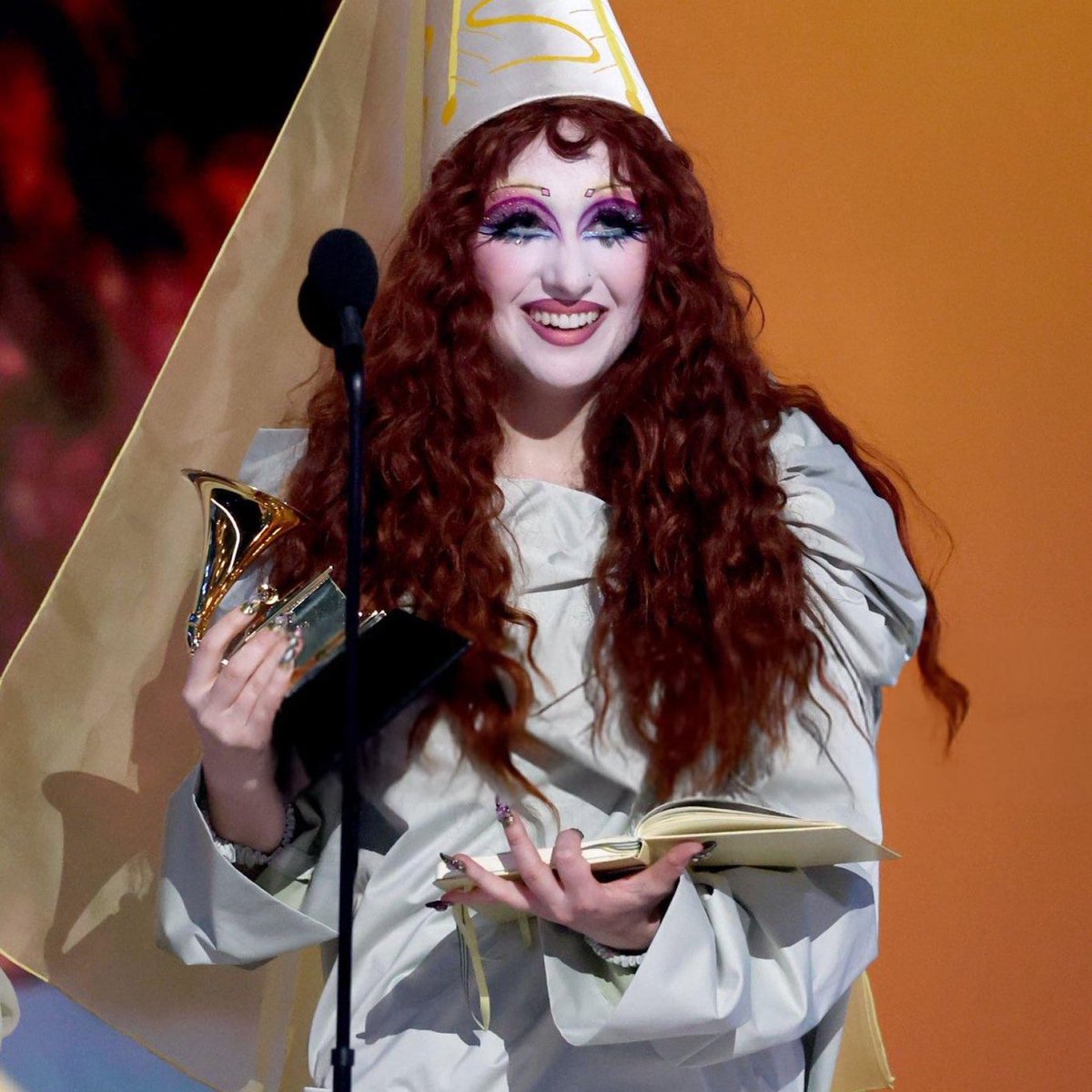 Something about Chappell always bringing her little notebook on stage with her for her speeches is so special to me as a fellow notebook girlie idk