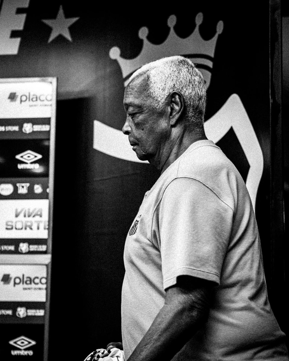 SantosFC's tweet photo. Sua história será lembrada, seu legado será honrado e sua falta será para sempre sentida.

Chegou o momento de reencontrar seus grandes amigos e fazer a alegria de todos aí em cima. Nosso eterno Curinga da Vila. 🖤 https://t.co/aH27LrIZZZ