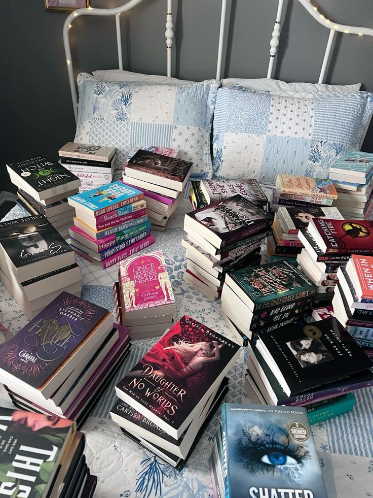 looking for #booktwt moots!!

— 24 | he/him | libra | i love all books but dark academia, fantasy, psychological thrillers, dark rom and sometimes romcoms are my favourite. I ate it up!!

Also my favs: The Secret History, Babel, If We were villains, Gideon and goddamn THE OTHERS