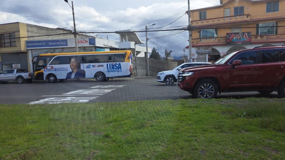 irreverentesecu's tweet photo. Este cretino de @pabelml utilizando los buses municipales de las escuelas de Quito para meterles propaganda de Luisa. Hasta donde llega la desesperación correísta!! https://t.co/WCvJK5LLGc